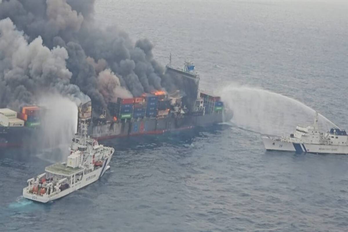 Taiwan-based Ship; കേരളാ തീരത്ത് തീപിടിച്ച തായ് വാനീസ് കമ്പനിയുടെ കപ്പലിന് 15 വർഷത്തെ പഴക്കം