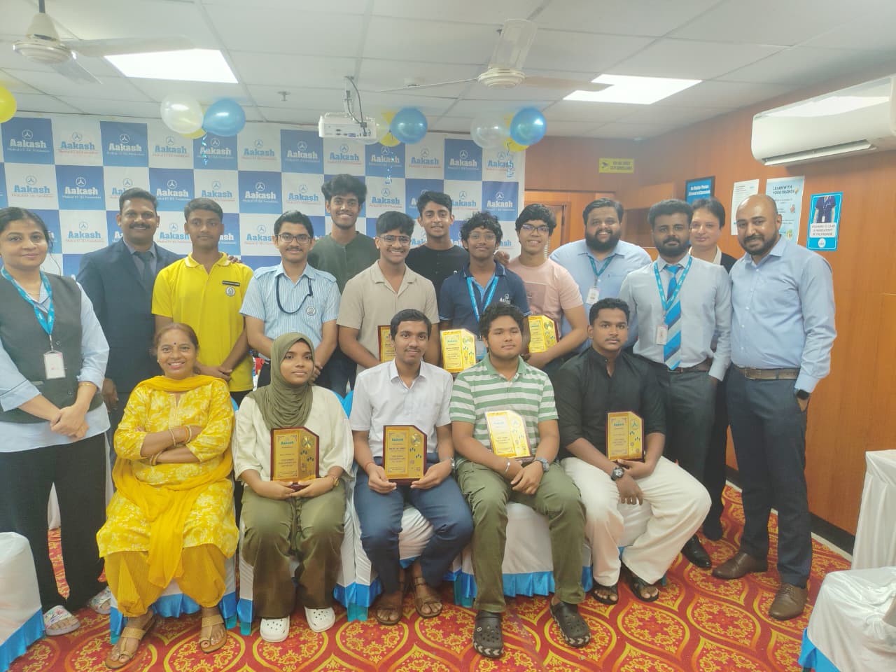 ആകാശ് ഇൻസ്റ്റിറ്റ്യൂട്ട് എഎൻടിഎച്ച്ഇ, ഐഒക്യുഎം 2025 ഉന്നത വിജയികളെ ആദരിച്ചു