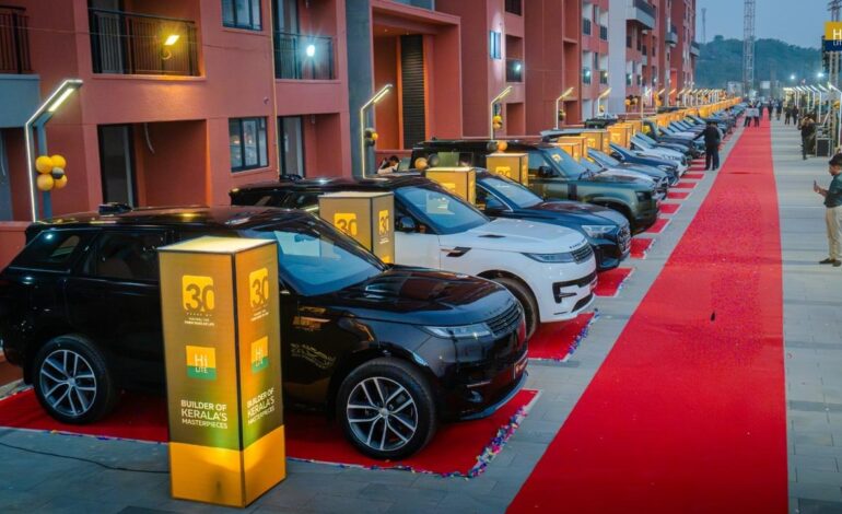 30-ാം വാർഷികാഘോഷം: ജീവനക്കാർക്ക് 20 കോടി രൂപയുടെ 47 കാറുകൾ സമ്മാനിച്ച് ഹൈലൈറ്റ് ഗ്രൂപ്പ്