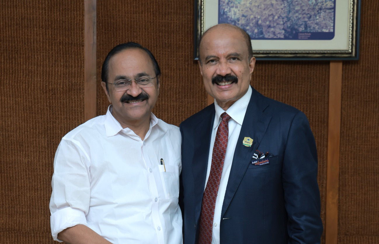 കേരളത്തിന്റെ ആരോഗ്യ-സാമൂഹിക വികസനത്തിന് പൂർണ്ണ പിന്തുണയുമായി ആസ്റ്റർ;മുഖ്യമന്ത്രിയുമായി ഡോ. ആസാദ് മൂപ്പൻ കൂടിക്കാഴ്ച നടത്തി
